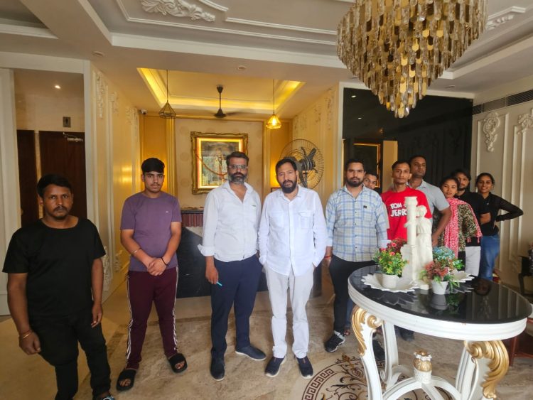 होटल कर्मियों को दिलाया रुका वेतन, राष्ट्रवादी रीजनल पार्टी के प्रयासों से खिले चेहरे