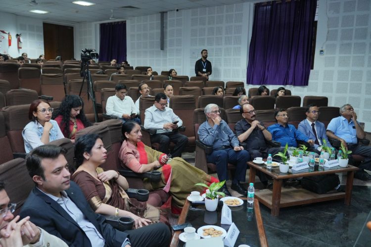 श्री महंत इन्दिरेश अस्पताल में विशेषज्ञ बोले रूमेटाॅइड रोगी काॅर्नियल अल्सर से आंखों को कैसे बचाएं