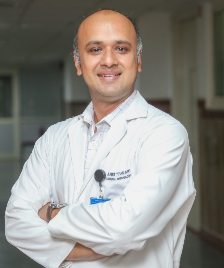 स्टेज-3 एडवांस कोलन कैंसर की जटिल सर्जरी महंत इन्दिरेश अस्पताल में सफल, महिला को मिला नया जीवन