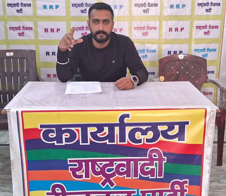 “शौचालय, पानी, बिजली के बिना शिक्षा कैसी? सरकार जवाब दे: पंकज कपूर”