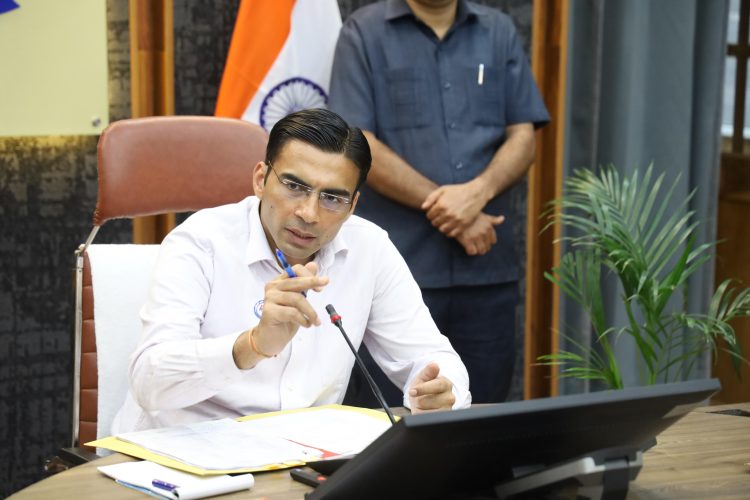 वर्षों से लंबित भूमि आदेश दबाने पर सदर कानूनगो निलंबित – डीएम सविन बंसल की सख्त कार्रवाई