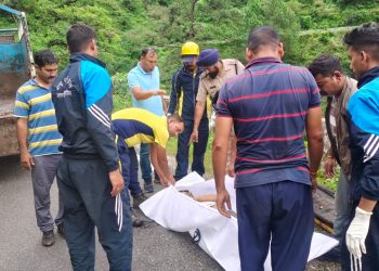 हादसा:  अनियंत्रित होकर खाई में गिरा टेंपो ट्रैवलर, एक की मौत, एक गंभीर रूप से घायल