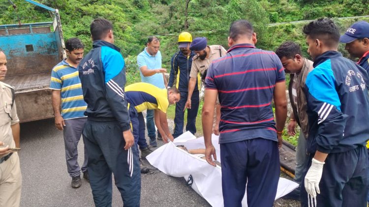 हादसा: अनियंत्रित होकर खाई में गिरा टेंपो ट्रैवलर, एक की मौत, एक गंभीर रूप से घायल