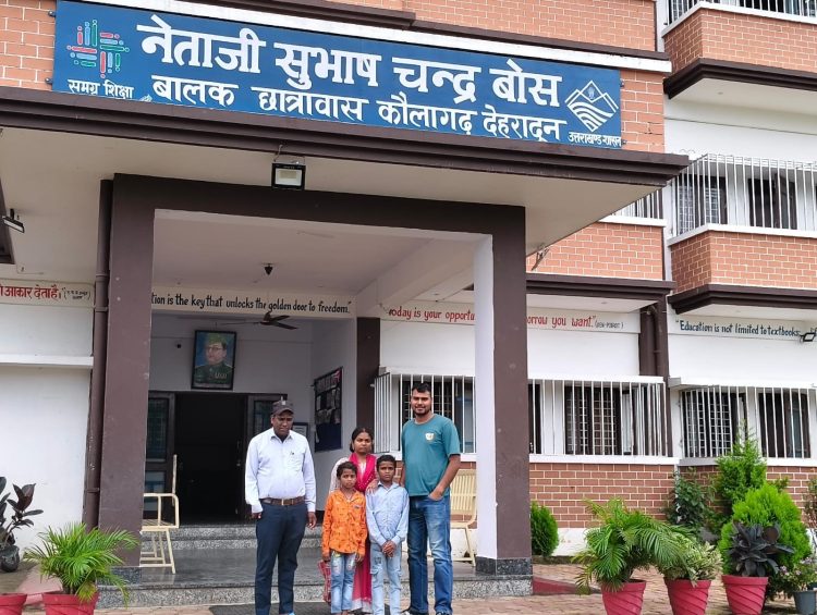 बड़ी राहत: डीएम सविन बंसल ने बदली एक लाचार मां की किस्मत, तीन बच्चों को मिला छात्रावास में दाखिला