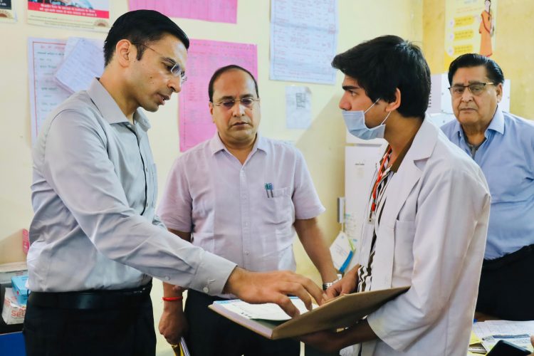 बड़ी खबर: शिकायतों के बाद डीएम की ताबड़तोड़ कार्यवाही, अस्पतालों में हड़कंप