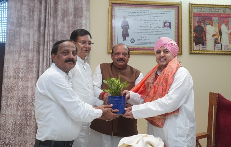 विधायक प्रीतम सिंह ने दरबार साहिब में टेका मत्था, स्वास्थ्य और शिक्षा के मुद्दों पर हुई चर्चा