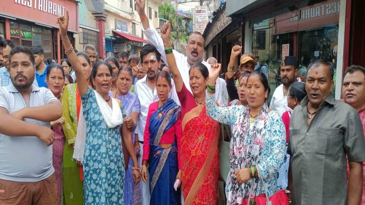 अल्मोड़ा पंचायत चुनाव के बाद खूनी रंजिश: नवनिर्वाचित क्षेत्र पंचायत सदस्य पर धारदार हथियारों से जानलेवा हमला, SC/ST एक्ट में केस दर्ज