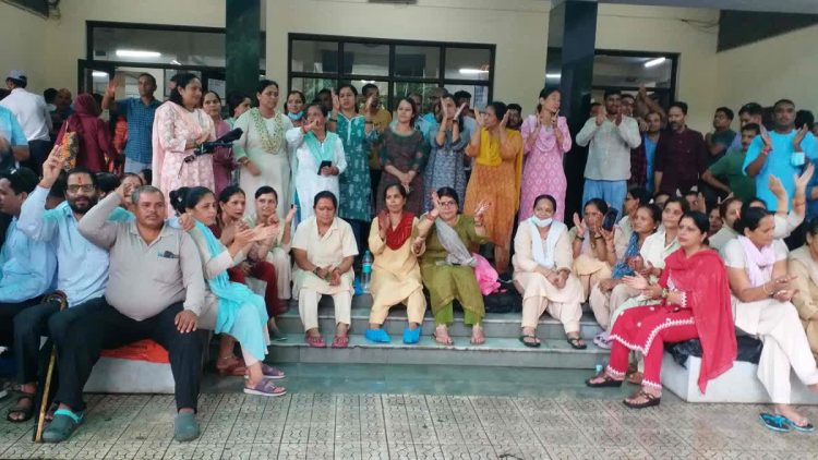 सुशीला तिवारी हॉस्पिटल में 600 उपनल कर्मचारी हड़ताल पर, 5 महीने से वेतन नहीं — 20 अगस्त तक अल्टीमेटम