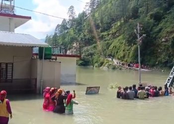 बड़ी खबर: उत्तरकाशी का स्यानाचट्टी जलमग्न, गुस्साए लोग झील में उतरे”