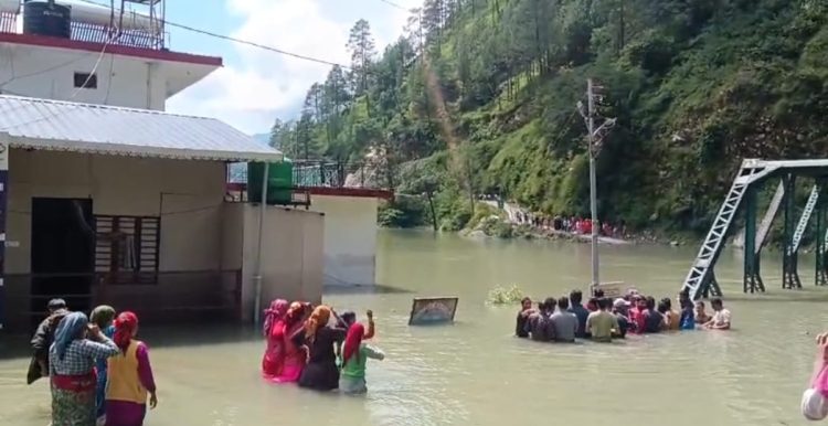 बड़ी खबर: उत्तरकाशी का स्यानाचट्टी जलमग्न, गुस्साए लोग झील में उतरे”