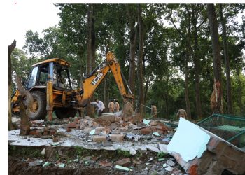 अवैध अतिक्रमण पर जिला प्रशासन की बड़ी कार्रवाई, वन भूमि में बनी मजार ध्वस्त