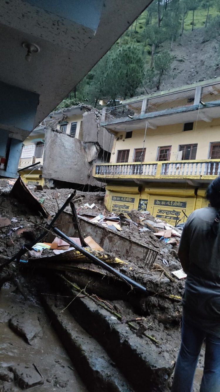 चमोली आपदा: थराली में बादल फटने से तबाही, कई वाहन मलबे में दबे, दो लोग लापता