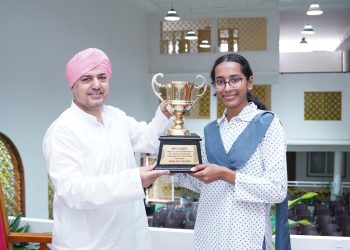 टेबल टेनिस चैंपियन स्तुति कुकरेती को श्री गुरु राम राय विश्वविद्यालय ने किया सम्मानित