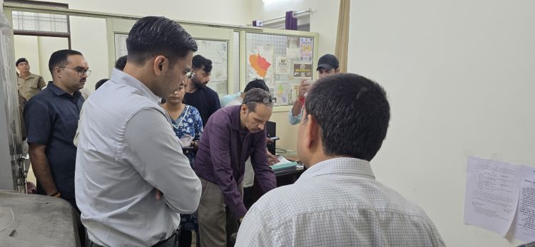 देहरादून में मूसलाधार बारिश का कहर, डीएम सविन बंसल ग्राउंड जीरो पर — राहत और बचाव कार्य तेज़