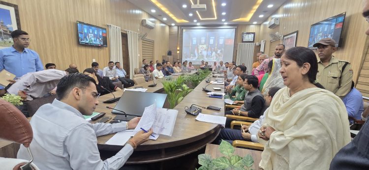 भारी बारिश के बीच भी जनता दर्शन में पहुंचे 78 फरियादी, डीएम ने अधिकांश समस्याओं का मौके पर किया निस्तारण