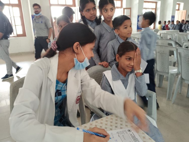 फूलचंद नारी शिल्प इंटर कॉलेज में श्री महंत इन्दिरेश अस्पताल का निःशुल्क स्वास्थ्य शिविर