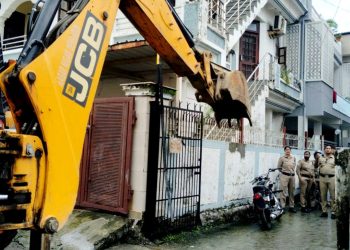 बड़ी खबर: अतिक्रमण कर बनाए गए गेट को प्रशासन ने किया ध्वस्त, जनदर्शन में आई थी शिकायत