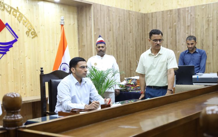 विधवा मां की गुहार पर डीएम सविन बंसल का बड़ा फैसला, गुंडा एक्ट में बेटों पर केस दर्ज