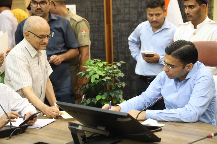 जनदर्शन में डीएम सविन बंसल के त्वरित फैसले, 180 से अधिक फरियादियों को मिला न्याय