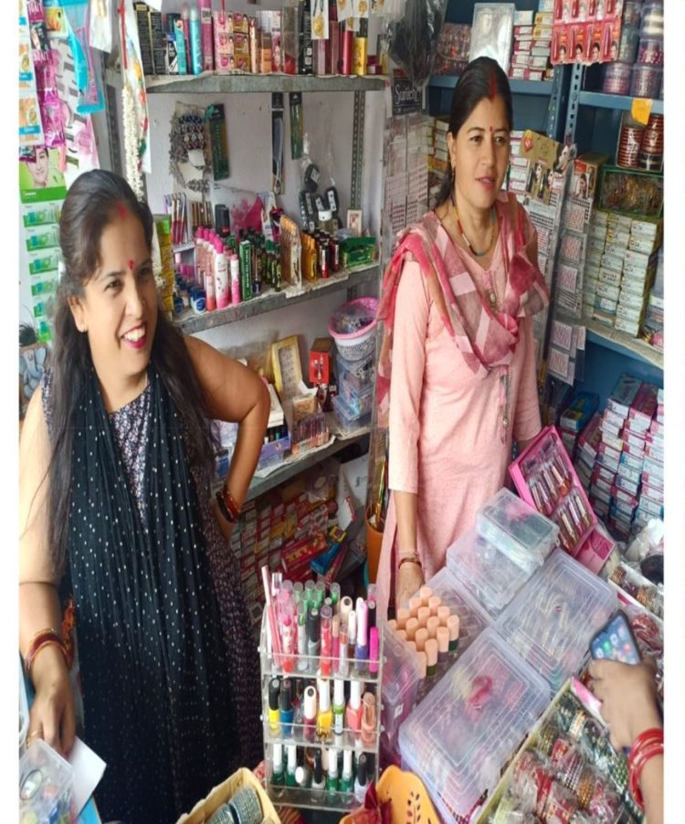 संघर्षों से जूझकर रेखा चौहान बनी आत्मनिर्भर, ब्यूटी पार्लर और कॉस्मेटिक शॉप से कमा रही 20 हजार रुपए मासिक