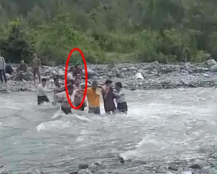 बरसाती नदी बनी मौत का दरिया: बीमार महिला को डोली में ढोकर नदी पार करते दिखे ग्रामीण, खतरे में छह लोगों की जान