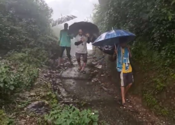 सड़क सुविधा के बिना पहाड़ की दर्दनाक हकीकत, शव को कंधों पर ढोते रहे लोग