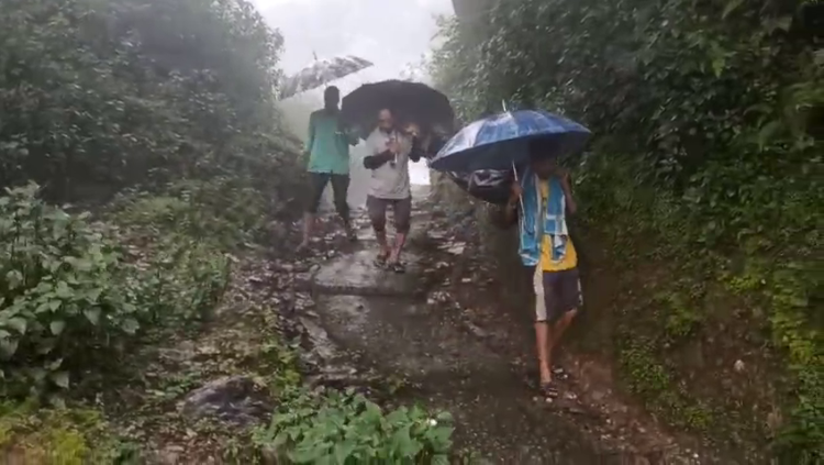 सड़क सुविधा के बिना पहाड़ की दर्दनाक हकीकत, शव को कंधों पर ढोते रहे लोग