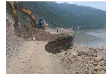 अलकनंदा में समाया हाइवे: एनएच लोनिवि के अधिशासी अभियंता पर मुकदमा दर्ज 