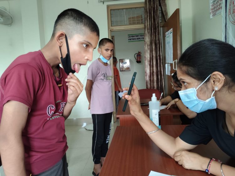 एकलव्य माॅडल रेजीडेंशियल स्कूल में श्री महंत इन्दिरेश अस्पताल का निःशुल्क स्वास्थ्य शिविर