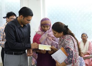 रायफल क्लब फंड से जरूरतमंदों को सहारा: देहरादून DM ने 1.35 लाख की आर्थिक सहायता दी