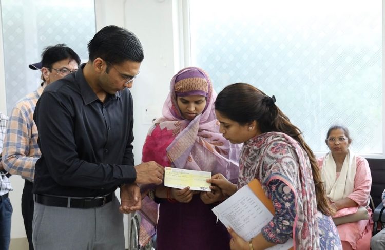 रायफल क्लब फंड से जरूरतमंदों को सहारा: देहरादून DM ने 1.35 लाख की आर्थिक सहायता दी