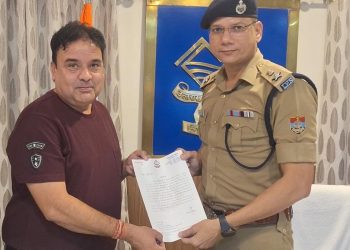 ईमानदारी और लगन की मिसाल बने जयांक पांडे, SSP ने किया सम्मानित”