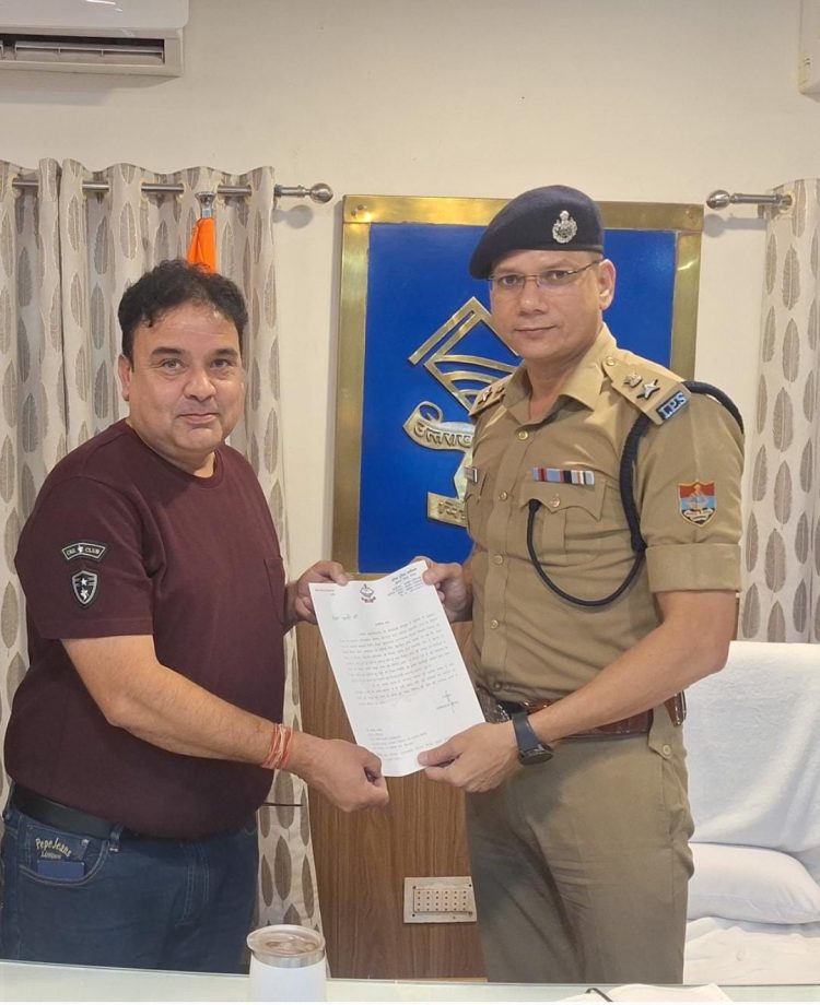 ईमानदारी और लगन की मिसाल बने जयांक पांडे, SSP ने किया सम्मानित”