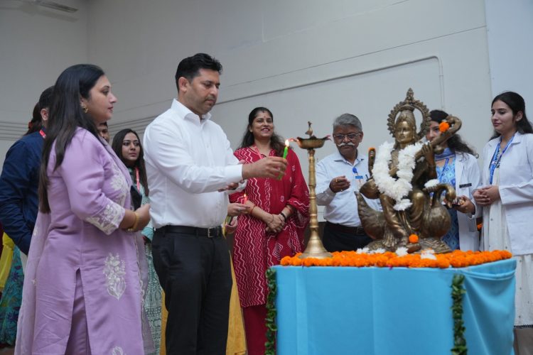 फिजियोथेरेपी से मिलेगी दर्द से मुक्ति और सक्रिय जीवन – श्री महंत इन्दिरेश अस्पताल में विशेषज्ञों ने बताए उपाय