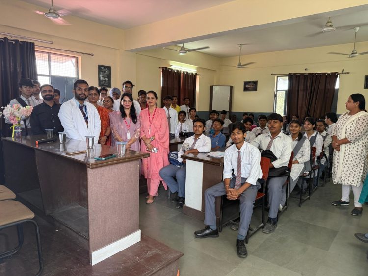 एसजीआरआर विश्वविद्यालय में छात्रों ने दी सुरक्षित दवा उपयोग की सीख