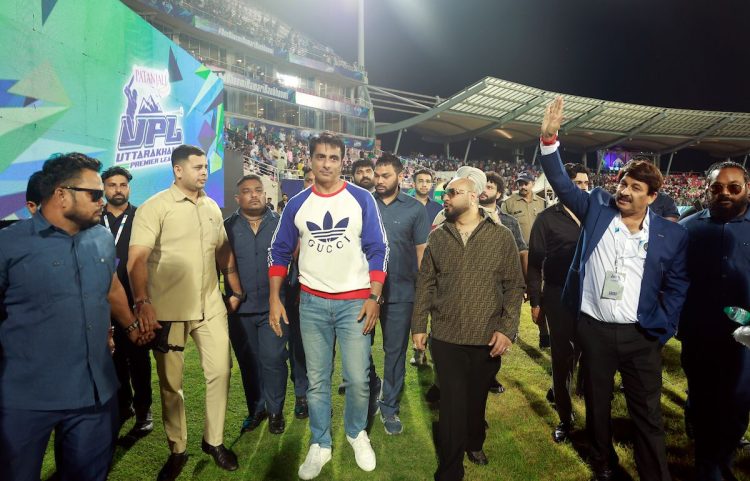 देहरादून में क्रिकेट और म्यूजिक का जबरदस्त संगम: महिला यूपीएल फाइनल में सोनू सूद और नीति मोहन!