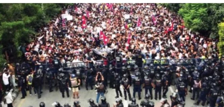 नेपाल में बेकाबू हालात: सोशल मीडिया बैन से भड़का जनआंदोलन, राष्ट्रपति भवन पर कब्जा, पीएम ओली पर भागने के आरोप