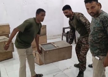 रुड़की में अवैध वेनम सेंटर का खुलासा, 70 कोबरा और 16 रसल वाइपर ज़िंदा बरामद