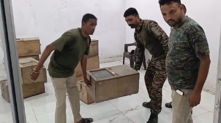 रुड़की में अवैध वेनम सेंटर का खुलासा, 70 कोबरा और 16 रसल वाइपर ज़िंदा बरामद