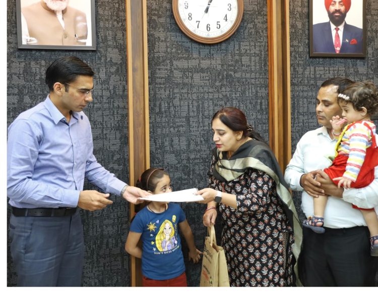 खुंदक में इडिफाई स्कूल शिक्षिका कनिका का महीनों से रोका गया वेतन; डीएम के संज्ञान के बाद मिला न्याय