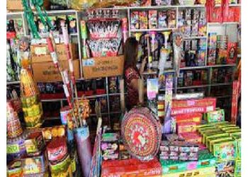 दून में पटाखा व्यापारियों पर सख्त कार्रवाई: मौके पर 28 लाख नकद व 35 लाख रुपये का स्टॉक जब्त