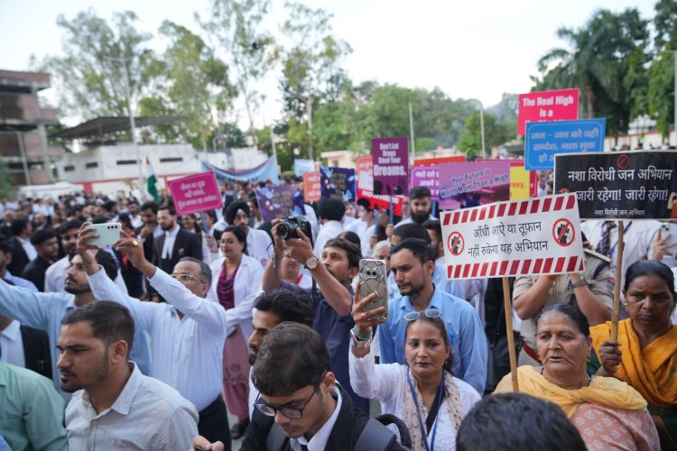 एसजीआरआरयू के छात्र-छात्राओं की नशा विरुद्ध जनसंदेश रैली, गूंजे नारे – “नशा छोड़ो, जीवन जोड़ो”