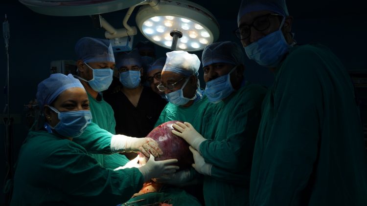 श्री महंत इन्दिरेश अस्पताल में सर्जिकल मास्टरस्ट्रोक: 20 वर्षीय युवती के पेट से निकाली गई 13 किलो की विशाल गांठ