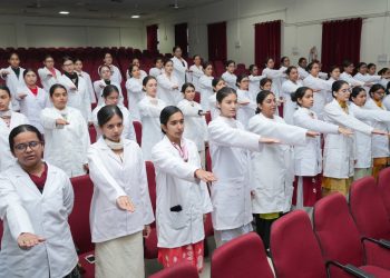 एसजीआरआरआईएमएण्डएचएस में नव आगुंतक छात्र-छात्राओं की वाईट कोट सेरेमनी और चरक शपथ सम्पन्न