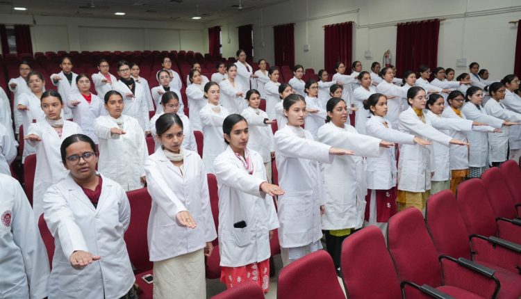 एसजीआरआरआईएमएण्डएचएस में नव आगुंतक छात्र-छात्राओं की वाईट कोट सेरेमनी और चरक शपथ सम्पन्न