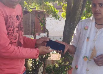 अल्मोड़ा में ईमानदारी की मिसाल — RTI एक्टिविस्ट संजय पाण्डे ने सड़क पर मिला मोबाइल लौटाकर पेश की मिसाल