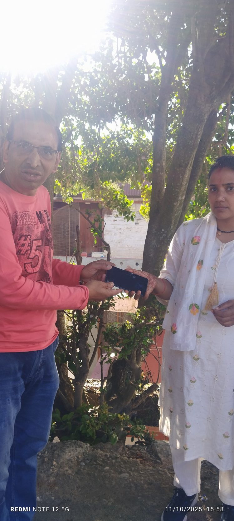 अल्मोड़ा में ईमानदारी की मिसाल — RTI एक्टिविस्ट संजय पाण्डे ने सड़क पर मिला मोबाइल लौटाकर पेश की मिसाल