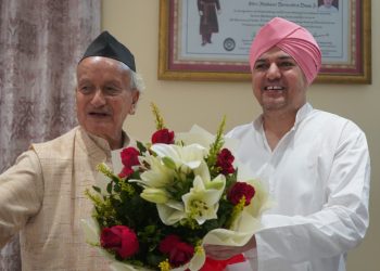 भगत सिंह कोश्यारी ने श्री दरबार साहिब में टेका मत्था, एसजीआरआर संस्थानों की सराहना