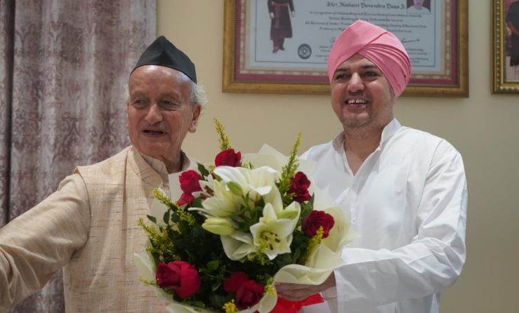 भगत सिंह कोश्यारी ने श्री दरबार साहिब में टेका मत्था, एसजीआरआर संस्थानों की सराहना