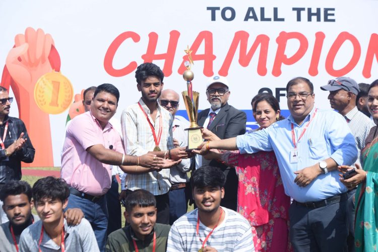 एसजीआरआरयू खेलोत्सव-2025 में स्कूल ऑफ ह्यूमैनिटीज एंड सोशल साइंसेज़ ने मारी बाजी, बना ओवरऑल चैम्पियन
